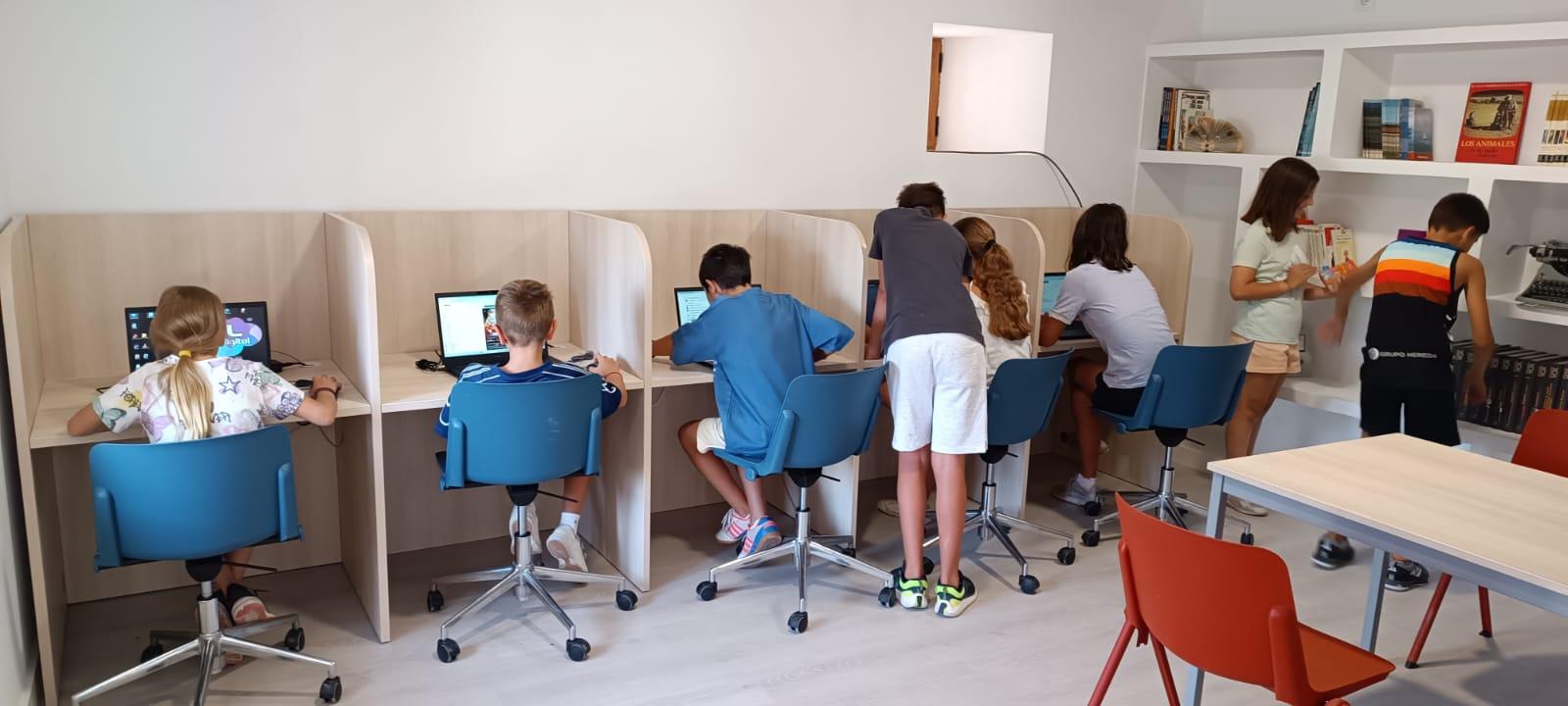 Nuestros niños estrenando el centro